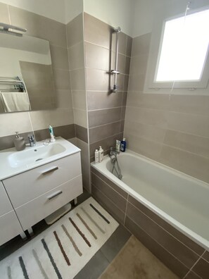 Douche, séchoir à cheveux, serviettes fournies, papier de toilette