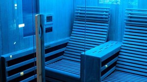 A sauna with benches and a wooden divider. - Lungomare Suite & Spa (Naples)