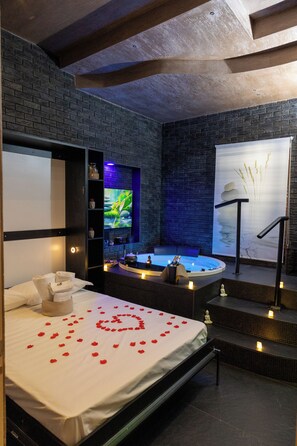 Frette Italian sheets, premium bedding, memory-foam beds, in-room safe - Lungomare Suite & Spa (Naples)