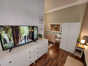 1 bedroom, bed sheets