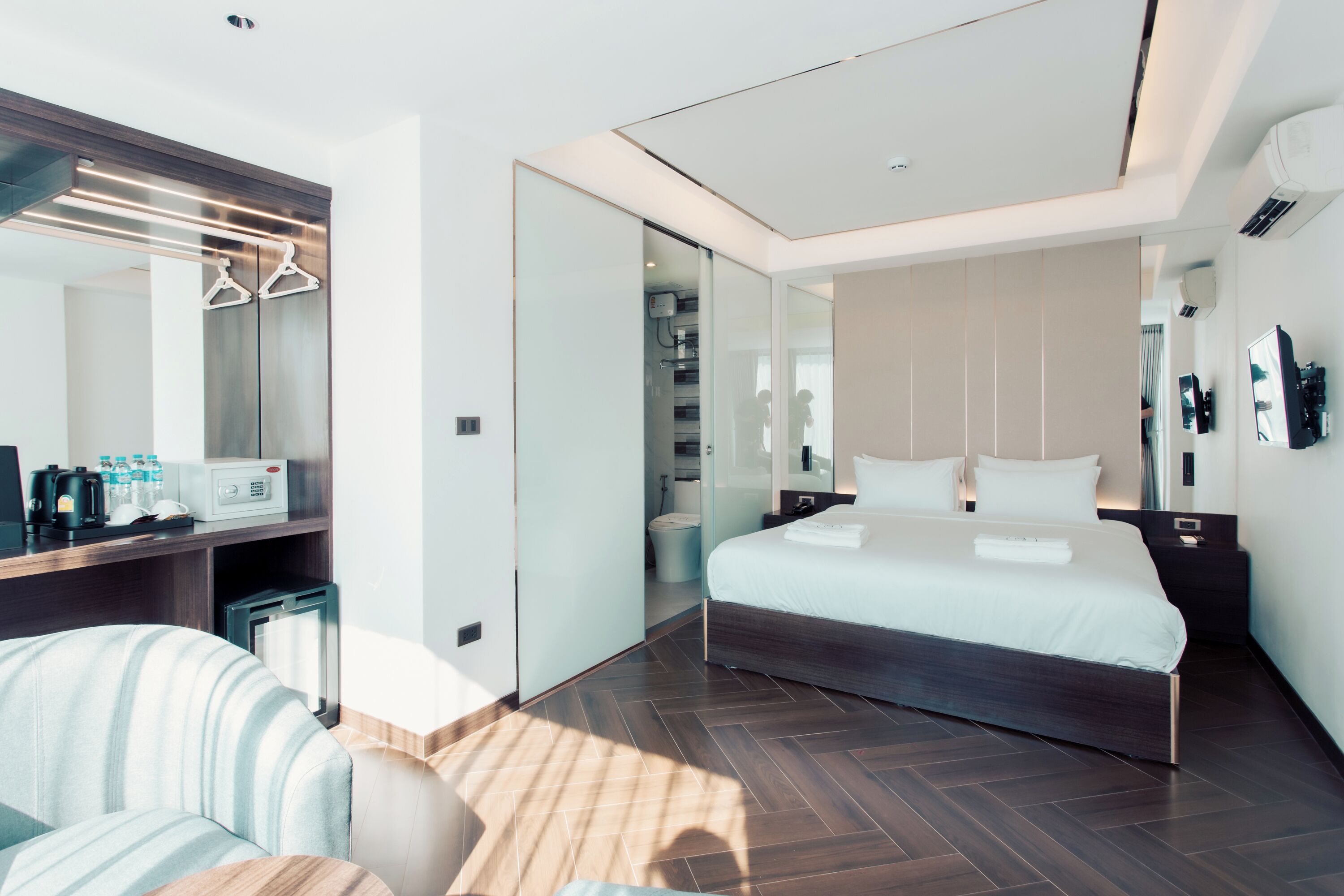 Rom – deluxe, 1 kingsize-seng, byutsikt | Memory foam-senger, minibarvarer (inkludert) og individuelt innredet