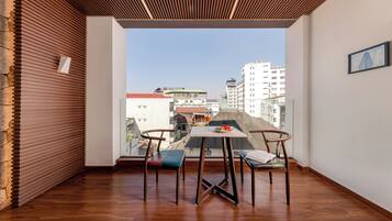 Executive Suite, 1 King Bed, City View | Terrace/patio