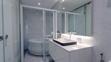 Suite Exécutive, 1 trÚs grand lit, vue ville | Salle de bain | Douche, douche à « effet pluie », sÚche-cheveux, peignoirs