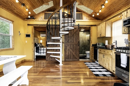 Interior. A/C, Firepit, Grill, Pet Friendly