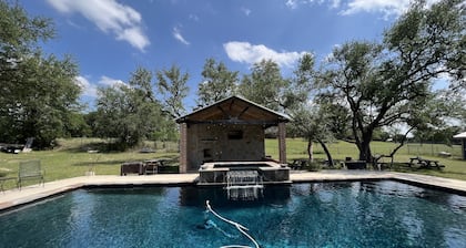 Peaceful Pool Retreat Getaway