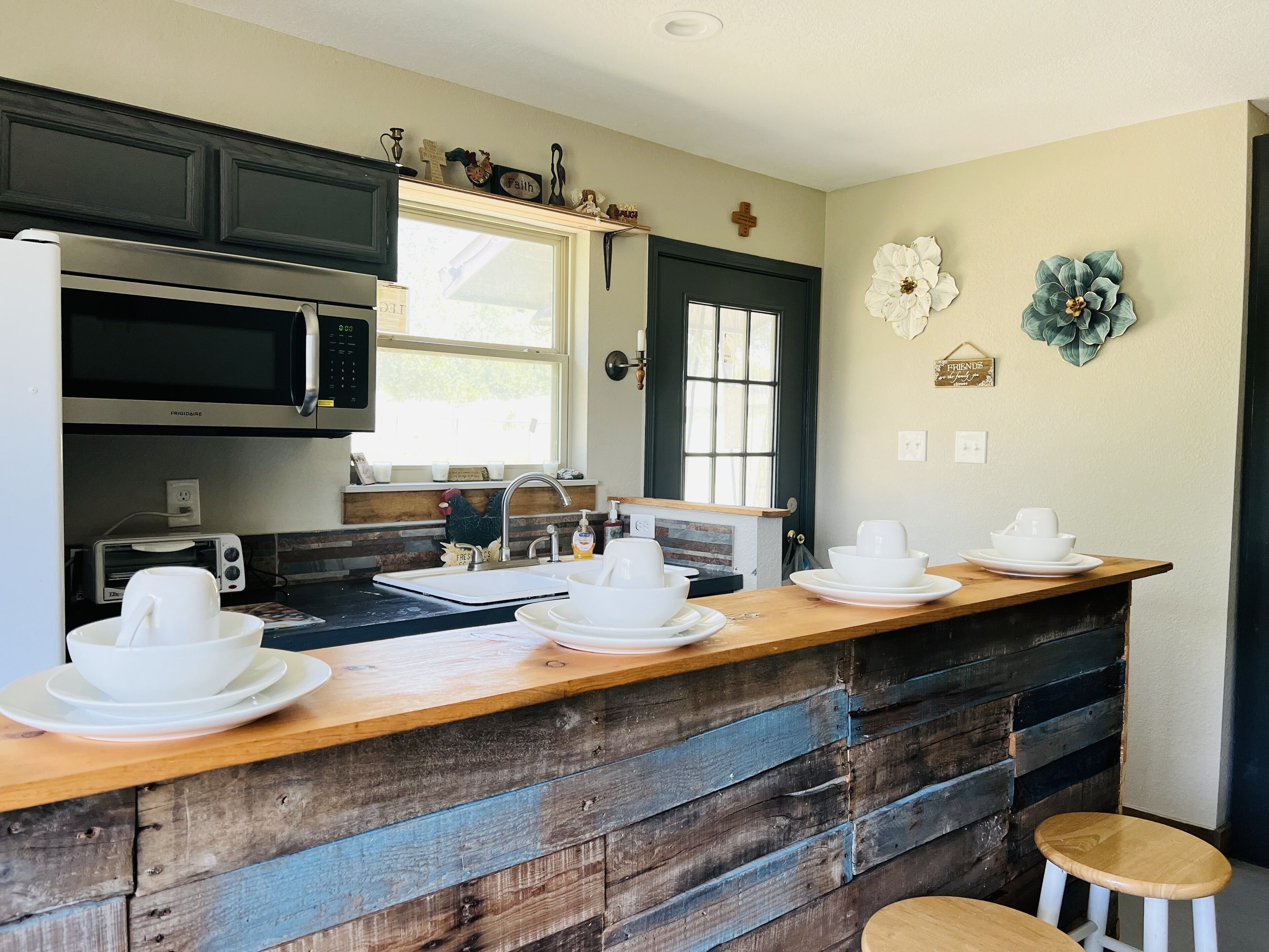 Réfrigérateur, micro-ondes, cafetière/bouilloire