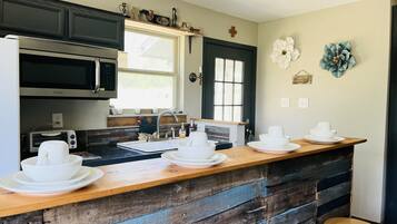 Réfrigérateur, micro-ondes, cafetière/bouilloire