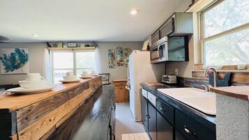 Réfrigérateur, micro-ondes, cafetière/bouilloire