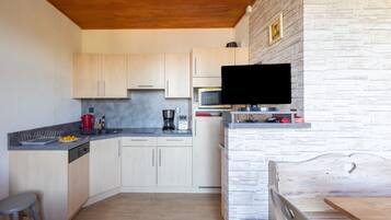 Jääkaappi, mikroaaltouuni, liesi, astianpesukone