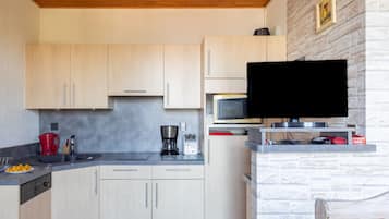 Kylskåp, mikrovågsugn, spishäll och diskmaskin