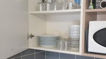 Een koelkast, een microgolfoven, een kookplaat, een vaatwasser