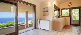 Villa 'Amalthea' con vista mare, terrazza privata e Wi-Fi