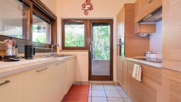 KylskÄp, mikrovÄgsugn, ugn och spishÀll