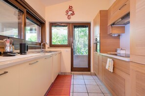 Fridge, microwave, oven, stovetop - Villa 'Amalthea' with Sea View, Private Terrace and Wi-Fi (Costa Paradiso)