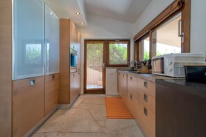 Refrigerador, microondas, placa de cocina, lavavajillas