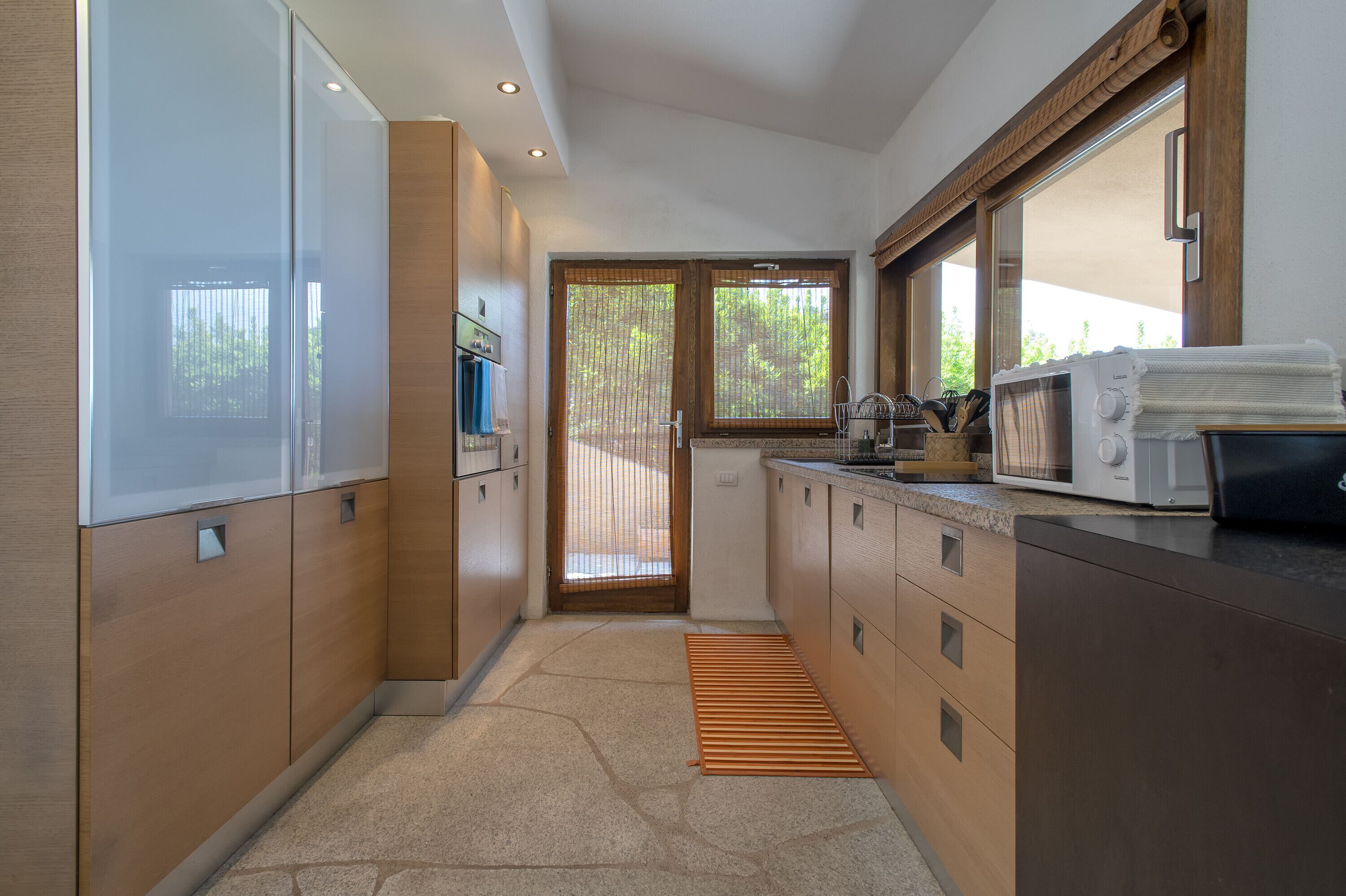 Réfrigérateur, micro-ondes, plaque de cuisson, lave-vaisselle