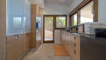 Réfrigérateur, micro-ondes, plaque de cuisson, lave-vaisselle