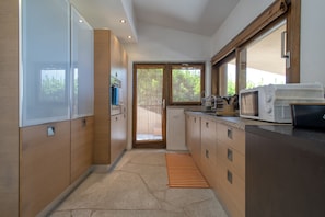 Frigorifero, microonde, piano cottura, lavastoviglie