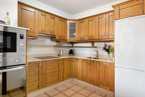 Frigorífico, microondas, horno y placa de cocina