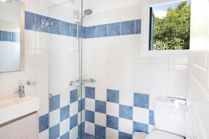 Chuveiro, secador de cabelo, toalhas de banho 