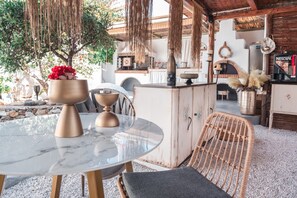 Outdoor dining - Apartment In A Hotel 'Sun Rock Boutique - Villa Pansy' with Private Terrace and Air Conditioning (Naxos)