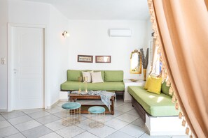 TV - Apartment In A Hotel 'Sun Rock - Villa Petunia' with Sea View, Wi-Fi and Air Conditioning (Naxos)