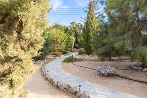Property grounds - Apartment In A Hotel 'Sun Rock - Villa Petunia' with Sea View, Wi-Fi and Air Conditioning (Naxos)