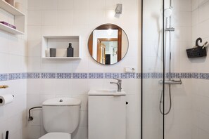 Badewanne, Haartrockner, Handtücher