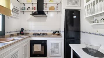 Refrigerador, microondas, horno y parrilla de estufa