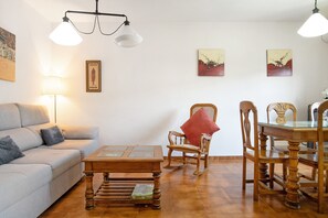 Televisión y chimenea 