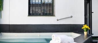Chalet 'Casa Mia' Outdoor Jacuzzi, Private Terrace, Garden & Wi-Fi