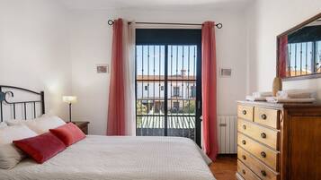 3 bedrooms, iron/ironing board, free WiFi, bed sheets