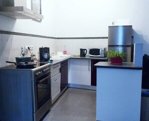 Fridge, microwave, oven, stovetop - L'appart Millau – City Center Apartment with Wi-Fi and Free Parking (Millau)