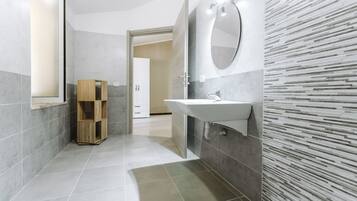 Chuveiro, toalhas de banho