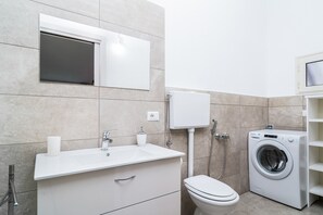 Douche, séchoir à cheveux, serviettes fournies