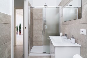 Dusche, Haartrockner, Handtücher
