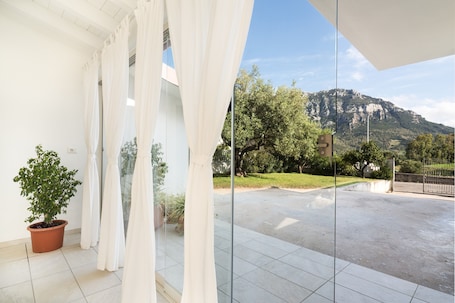 Interior. Holiday Home 'Domo Bonaeras' with Mountain View, Wi-Fi and Air Conditioning