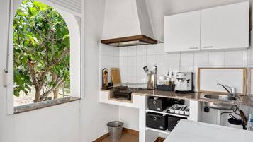 Een koelkast, een magnetron, een oven, een kookplaat