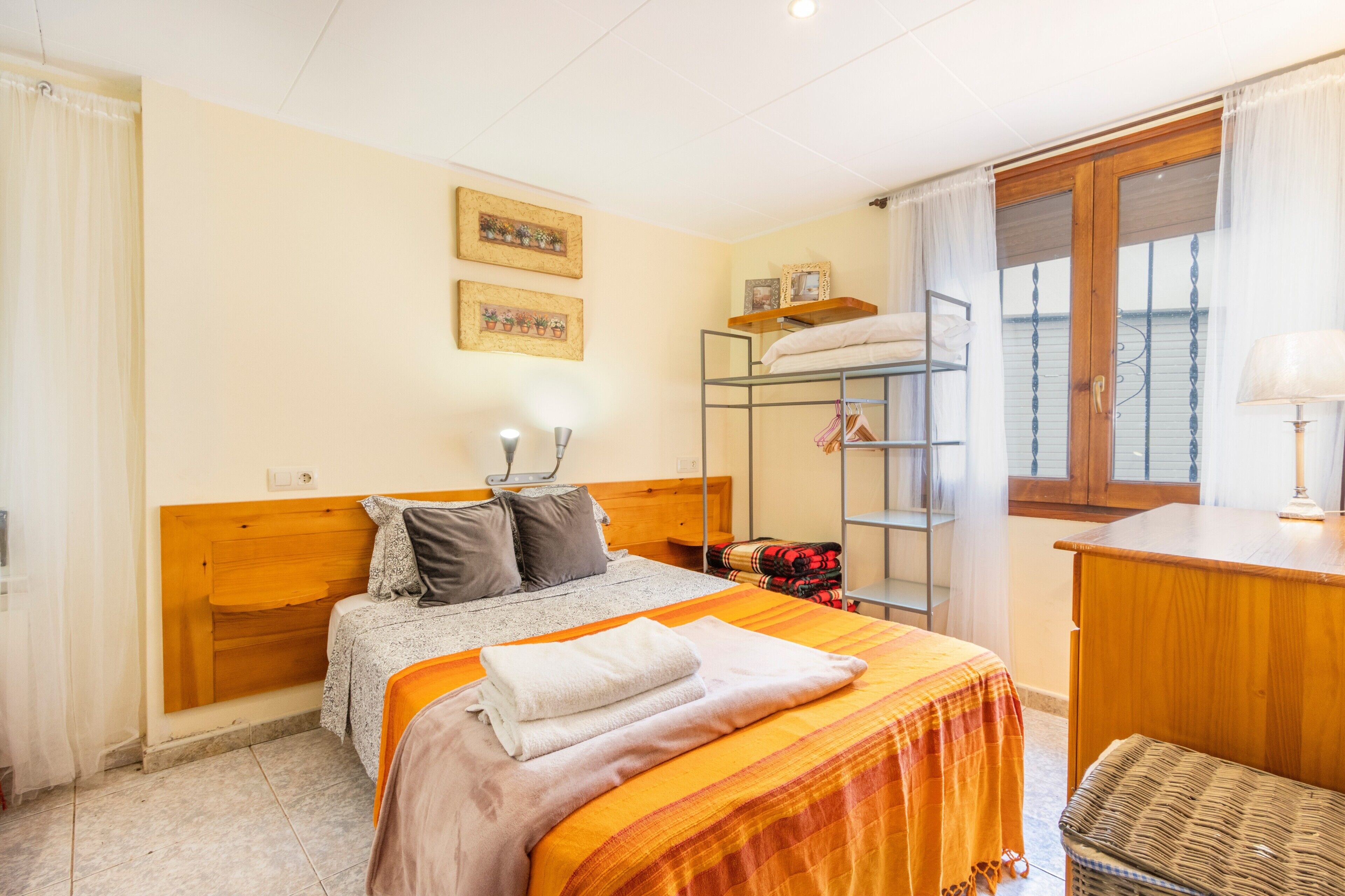 3 chambres, bureau, fer et planche à repasser, accès au Wi-Fi (inclus)