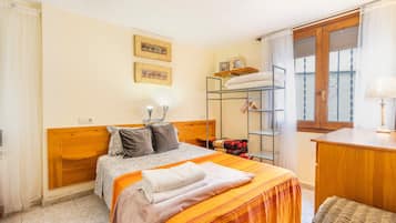 3 chambres, bureau, fer et planche à repasser, accès au Wi-Fi (inclus)