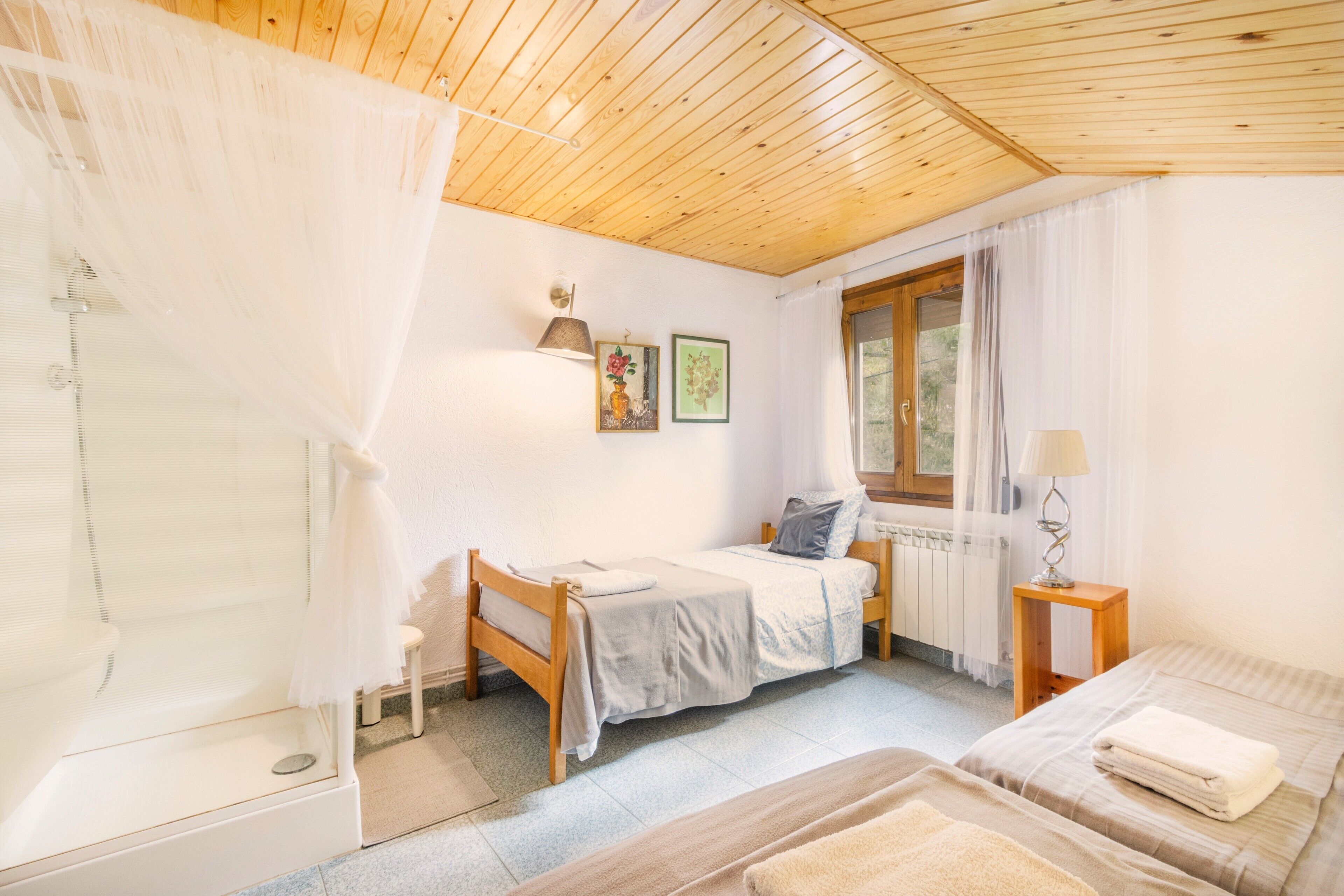 3 bedrooms, desk, iron/ironing board, free WiFi