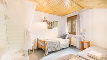 3 bedrooms, desk, iron/ironing board, free WiFi