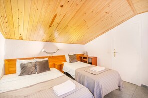 3 bedrooms, desk, iron/ironing board, free WiFi