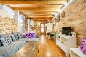 Televisie, een open haard en een tafeltennistafel