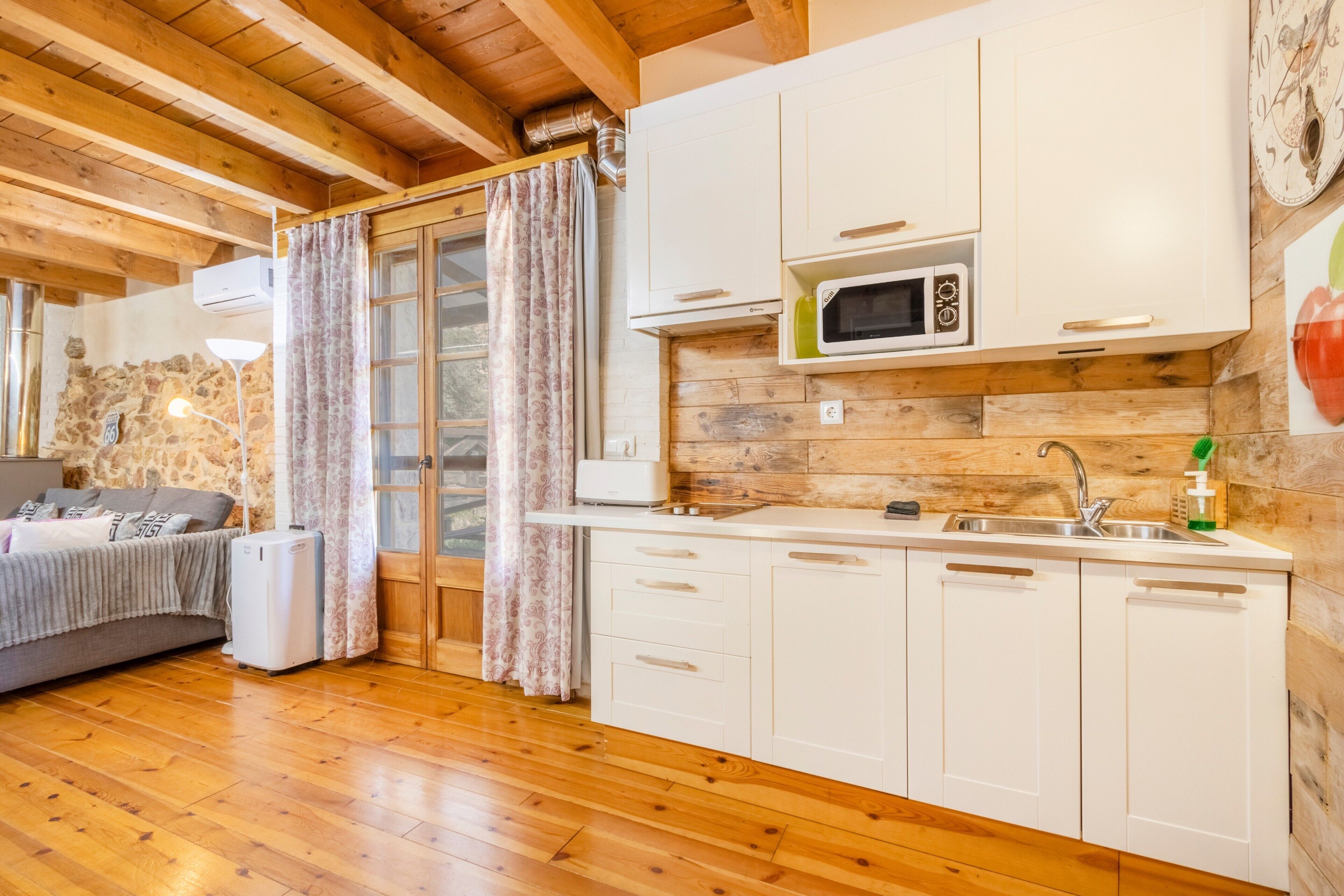 Kjøleskap, mikrobølgeovn, kokeplater og oppvaskmaskin