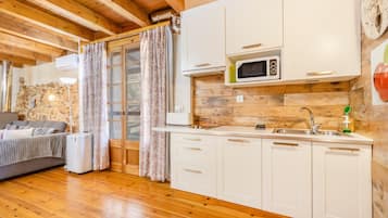 Kjøleskap, mikrobølgeovn, kokeplater og oppvaskmaskin