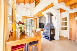 Dining - Country House 'Balcón' with Lake Views, Wi-Fi, and Air Conditioning (Odén)