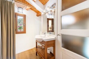 Shower, hair dryer, towels - Country House 'Balcón' with Lake Views, Wi-Fi, and Air Conditioning (Odén)