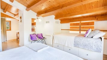 2 slaapkamers, een strijkplank/strijkijzer, gratis wifi, beddengoed