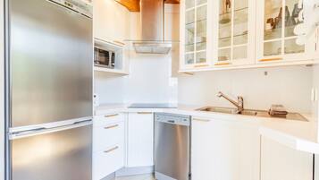 Fridge, microwave, stovetop, dishwasher